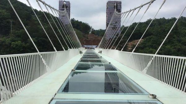 Sept ponts et viaducs pour le saut à l’élastique : l’un d’eux est en verre