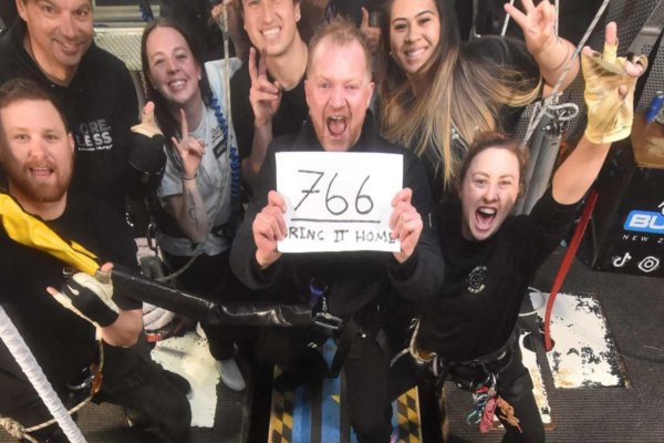 Un Record Vertigineux : Un Néo-Zélandais réalise 941 sauts à l’élastique en 24 heures