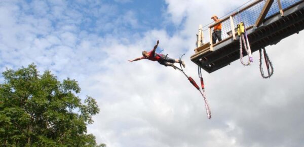 Comment préparer son corps et son mental pour un saut à l’élastique : conseils de pro
