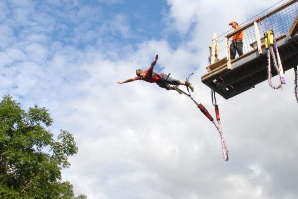 Comment préparer son corps et son mental pour un saut à l’élastique : conseils de pro