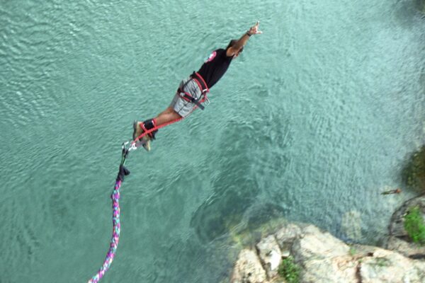 Les origines du saut à l’élastique : des traditions ancestrales à l’adrénaline moderne