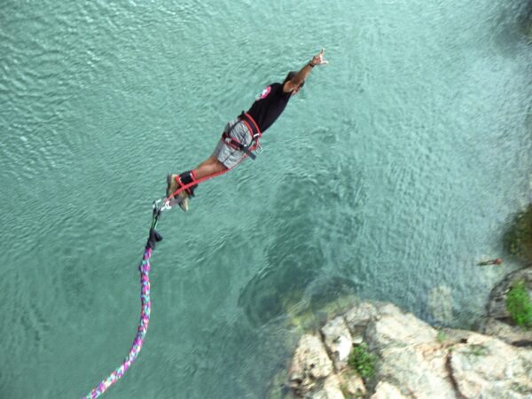 Les origines du saut à l’élastique : des traditions ancestrales à l’adrénaline moderne