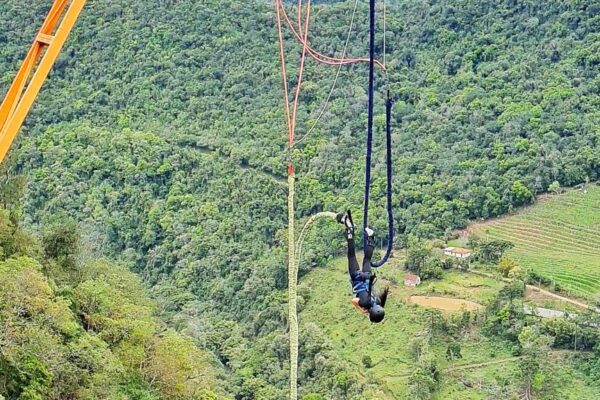 Pourquoi le saut à l’élastique séduit de plus en plus de voyageurs en quête d’émotions fortes