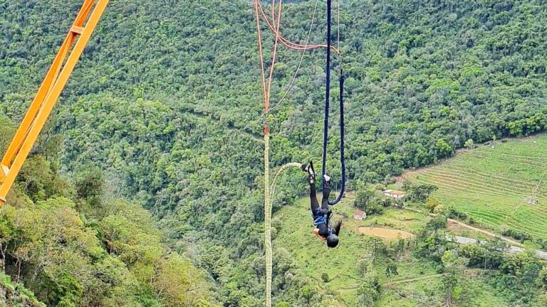 Pourquoi le saut à l'élastique séduit de plus en plus de voyageurs en quête d’émotions fortes