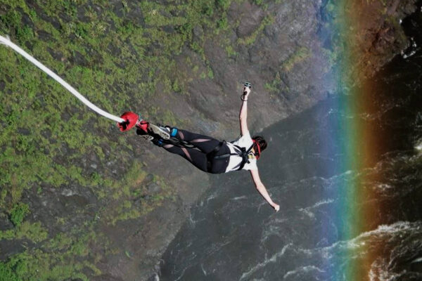 Saut à l’élastique ou parachute ? Comparatif des sports extrêmes dans les airs