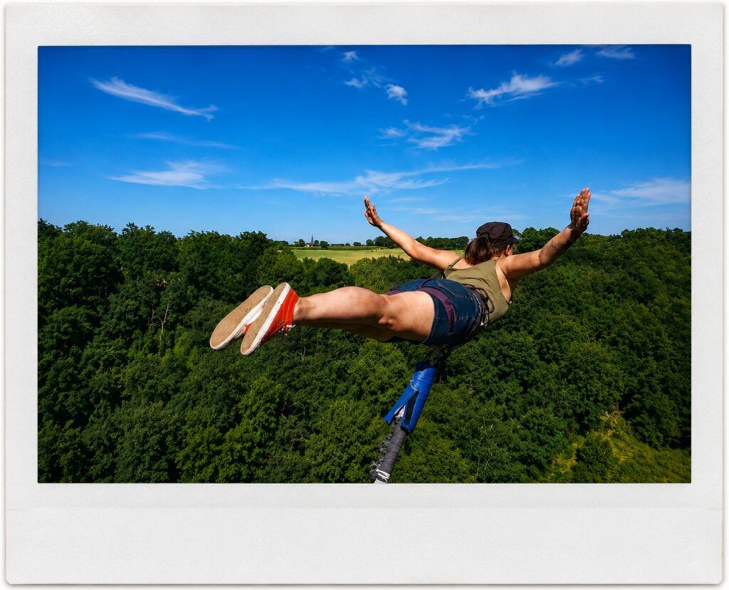 Participante se donnant à une expérience de saut à l’élastique au cœur de la nature.