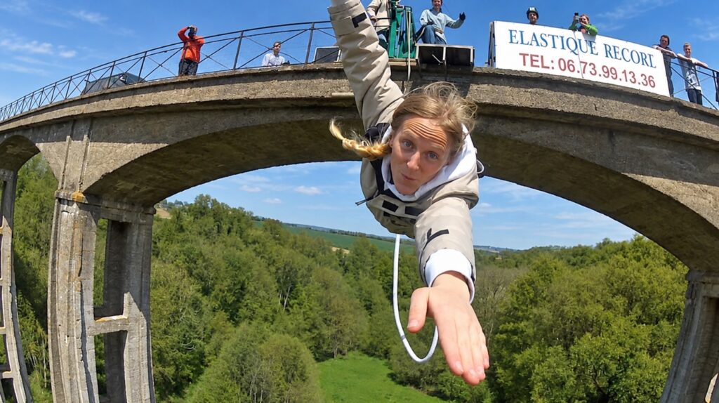 saut à l’élastique depuis un viaduc au-dessus d’un paysage boisé